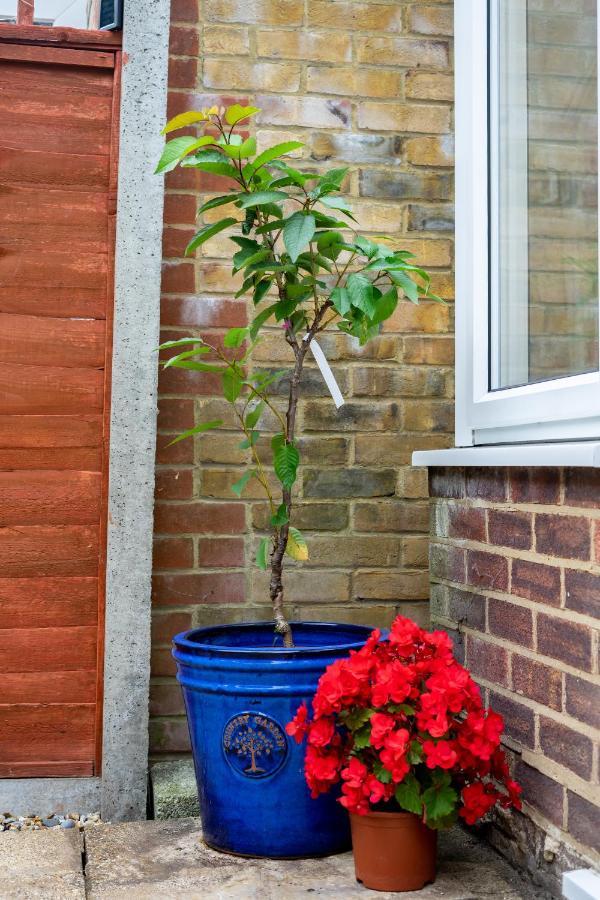 Red Cherry House Watford  Exterior photo