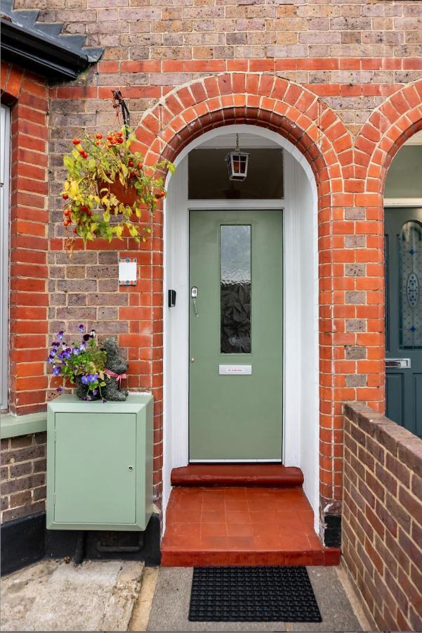 Red Cherry House Watford  Exterior photo